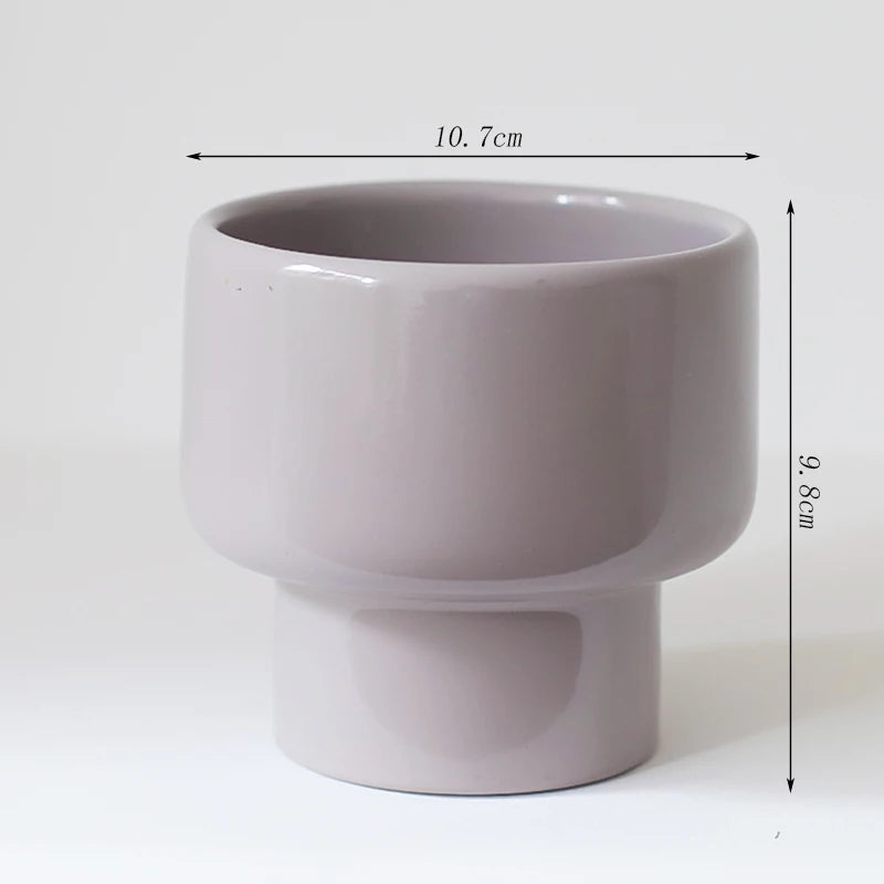 Macetas de cerámica con rayas verticales