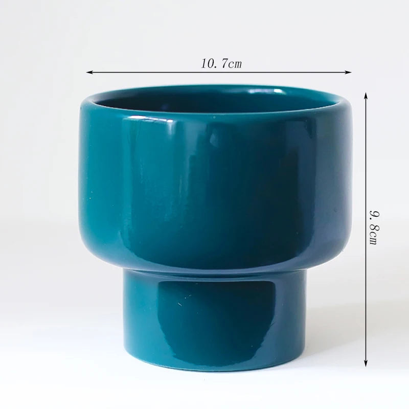 Macetas de cerámica con rayas verticales
