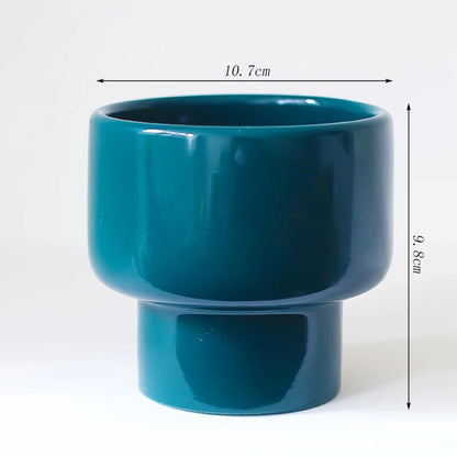 Macetas de cerámica con rayas verticales