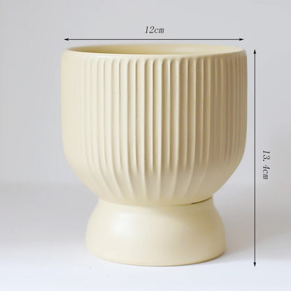 Macetas de cerámica con rayas verticales